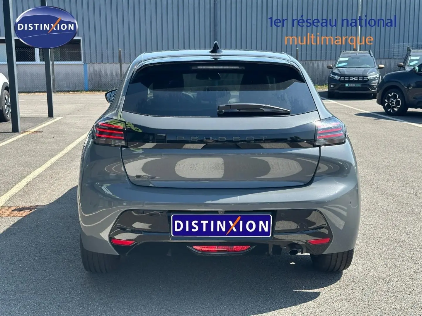 Vue arrière d'une Peugeot 208 gris Selenium 2025 avec feux arrière LED et pare-chocs noir brillant.