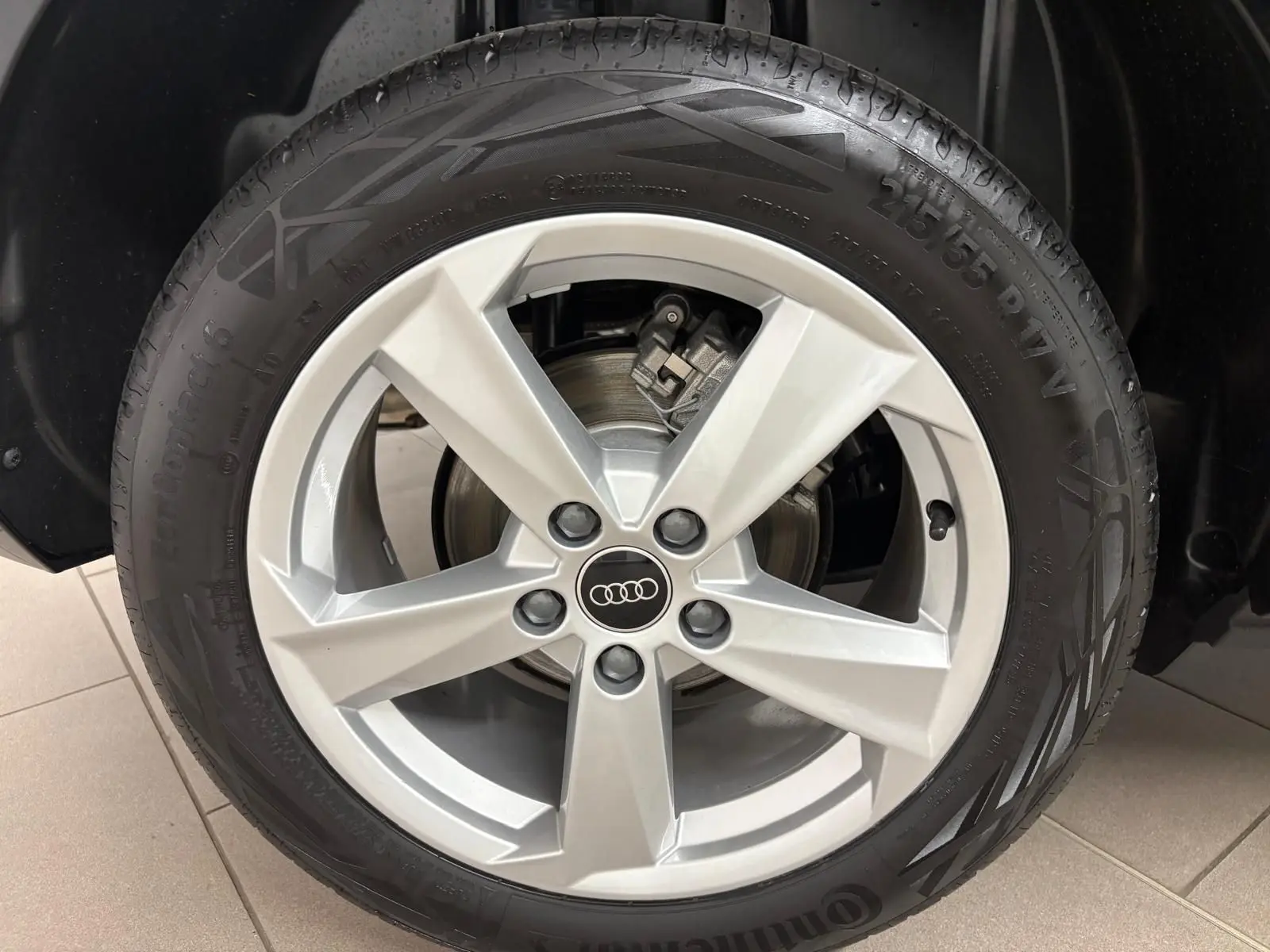 Gros plan sur la roue avant droite de l’Audi Q2 35 TFSI 150 S Line 2026 avec jante argentée et pneu Continental.