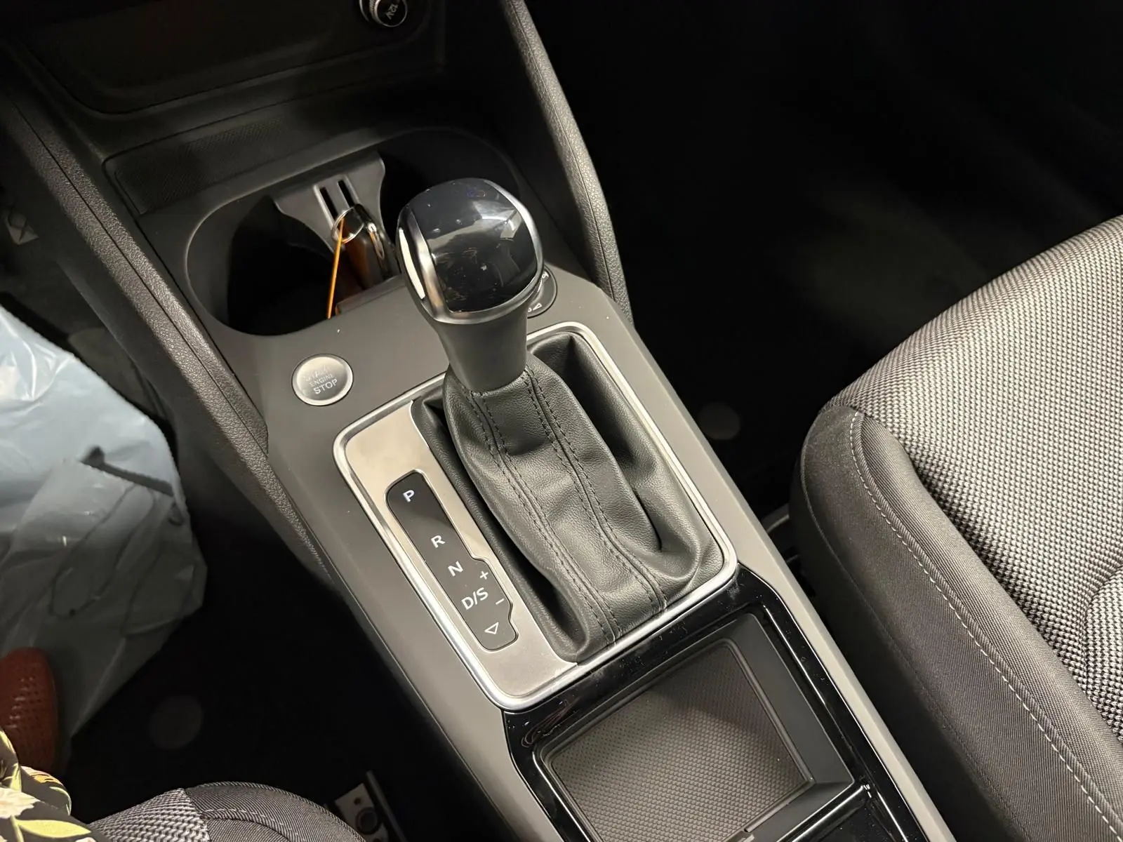 Vue rapprochée de la console centrale de l’Audi Q2 35 TFSI S Line 2026, avec levier de vitesse automatique et bouton start/stop.