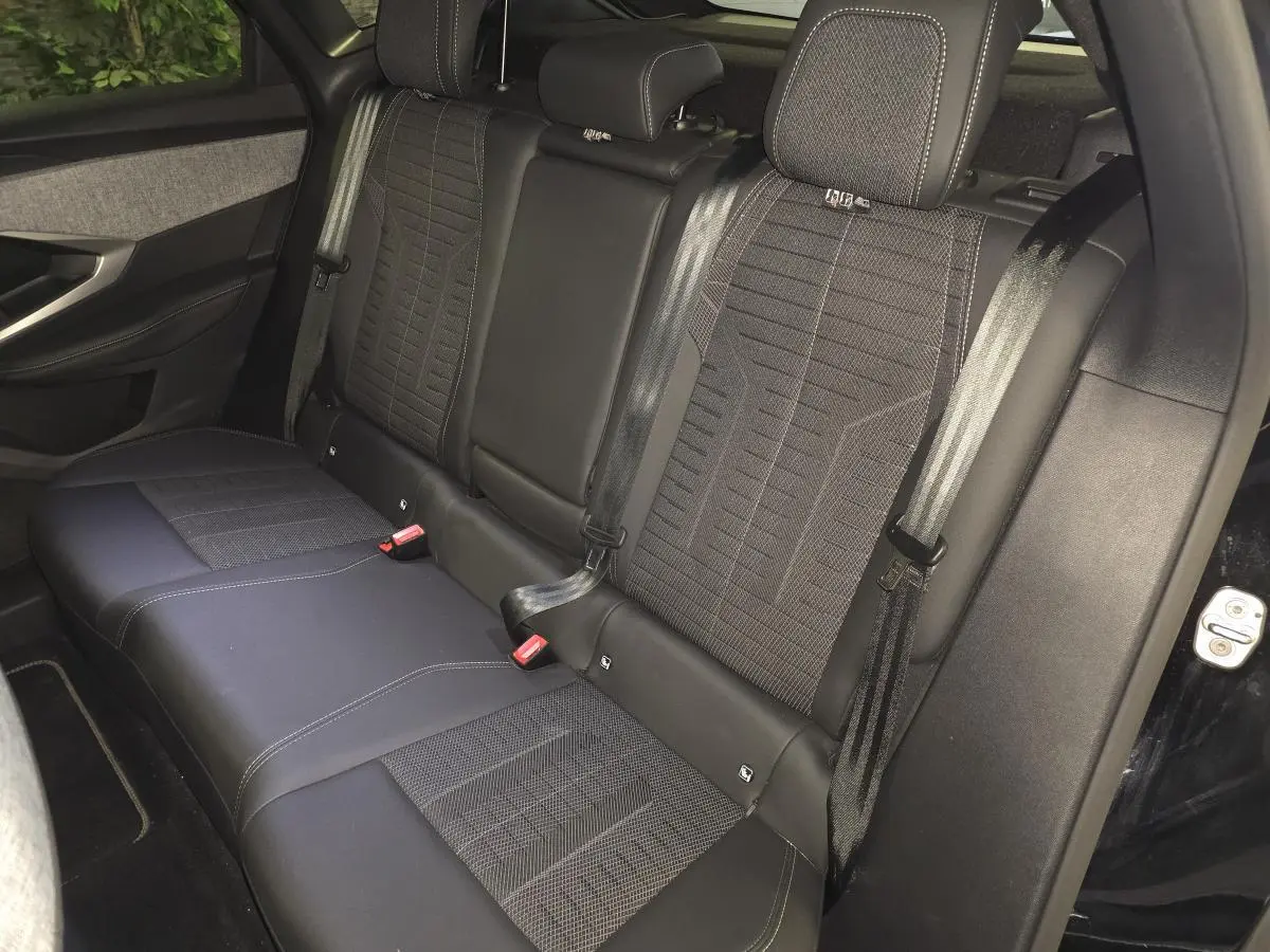Vue intérieure du siège arrière droit du Peugeot 3008 2025 hybride noir avec sellerie tissu et TEP Isabella.