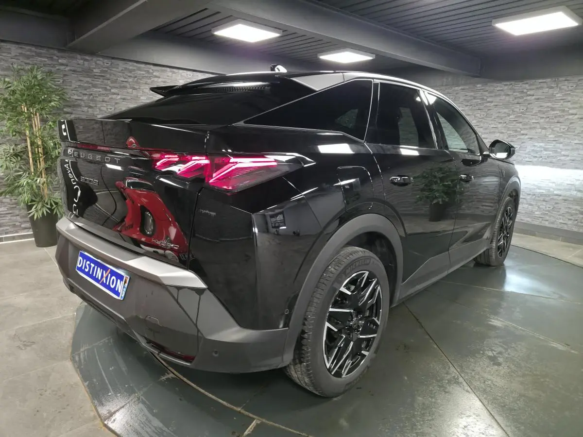 Vue 3/4 arrière droite du Peugeot 3008 noir brillant, avec feux arrière LED et jantes alliage 19 pouces.