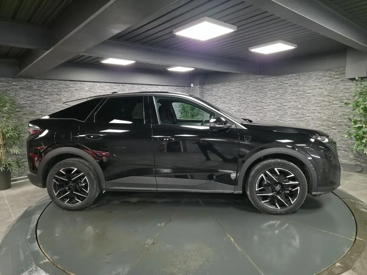 Peugeot 3008 noir vue de profil côté gauche, avec jantes alliage noires et détails noirs laqués.