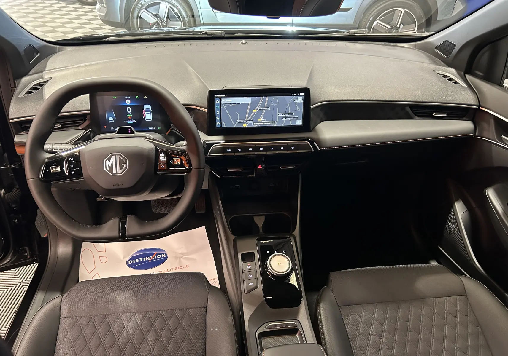 Vue intérieure frontale du tableau de bord du MG3 Hybrid+ 195 Luxury Pebble Black avec écran tactile et volant multifonction.