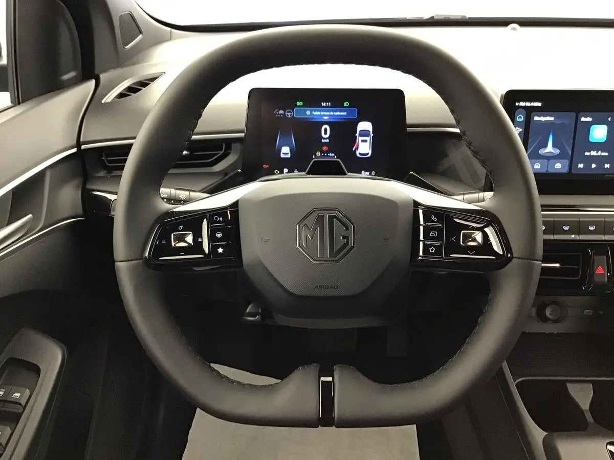 Vue frontale du volant noir du MG3 1.5 Hybrid+ 195 Luxury avec tableau de bord numérique et écran tactile central.