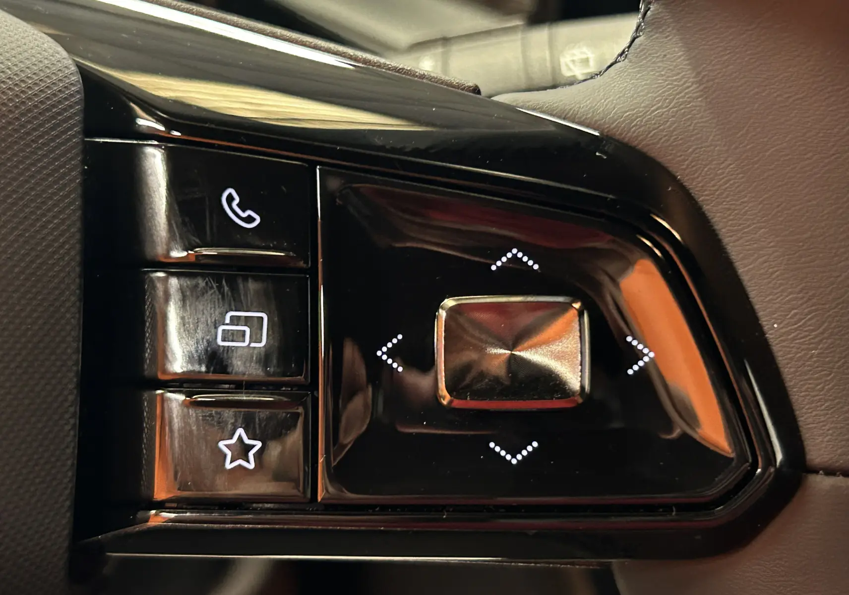 Gros plan sur les commandes de réglage des rétroviseurs latéraux dans l’habitacle du MG3 Pebble Black 2026.
