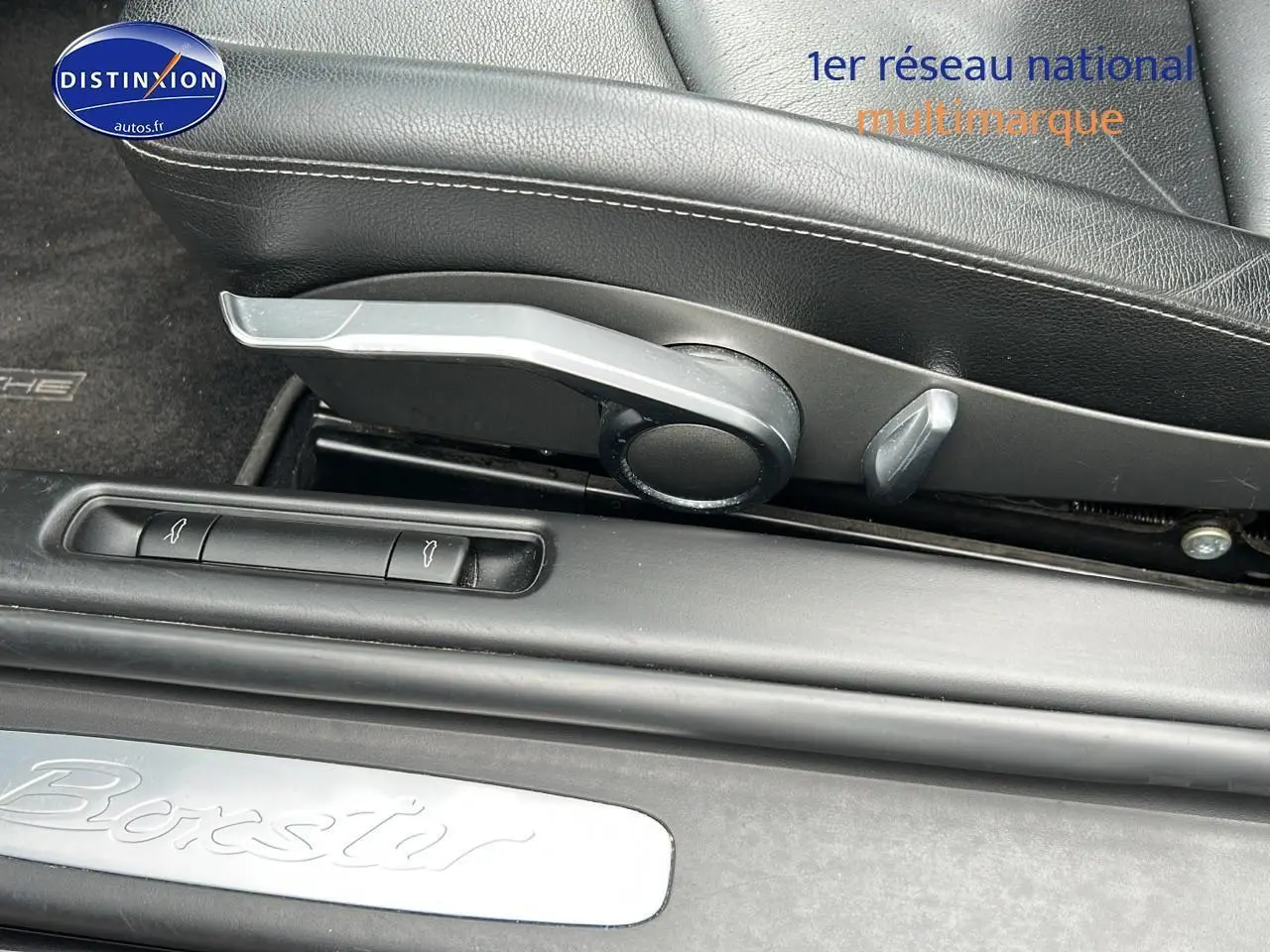 Détail de la commande d'ouverture des coffres et réglage de siège en cuir noir dans une Porsche Boxster 987 2.9 PDK 2012.