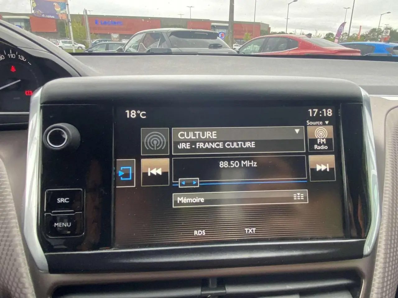 Écran tactile central du Peugeot 2008 blanc de 2015 affichant la radio FM sur France Culture à 88,5 MHz, vue intérieure frontale.