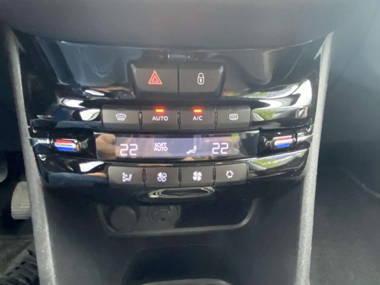 Détail de la console centrale avec commandes de climatisation digitale du Peugeot 2008 blanc de 2015.