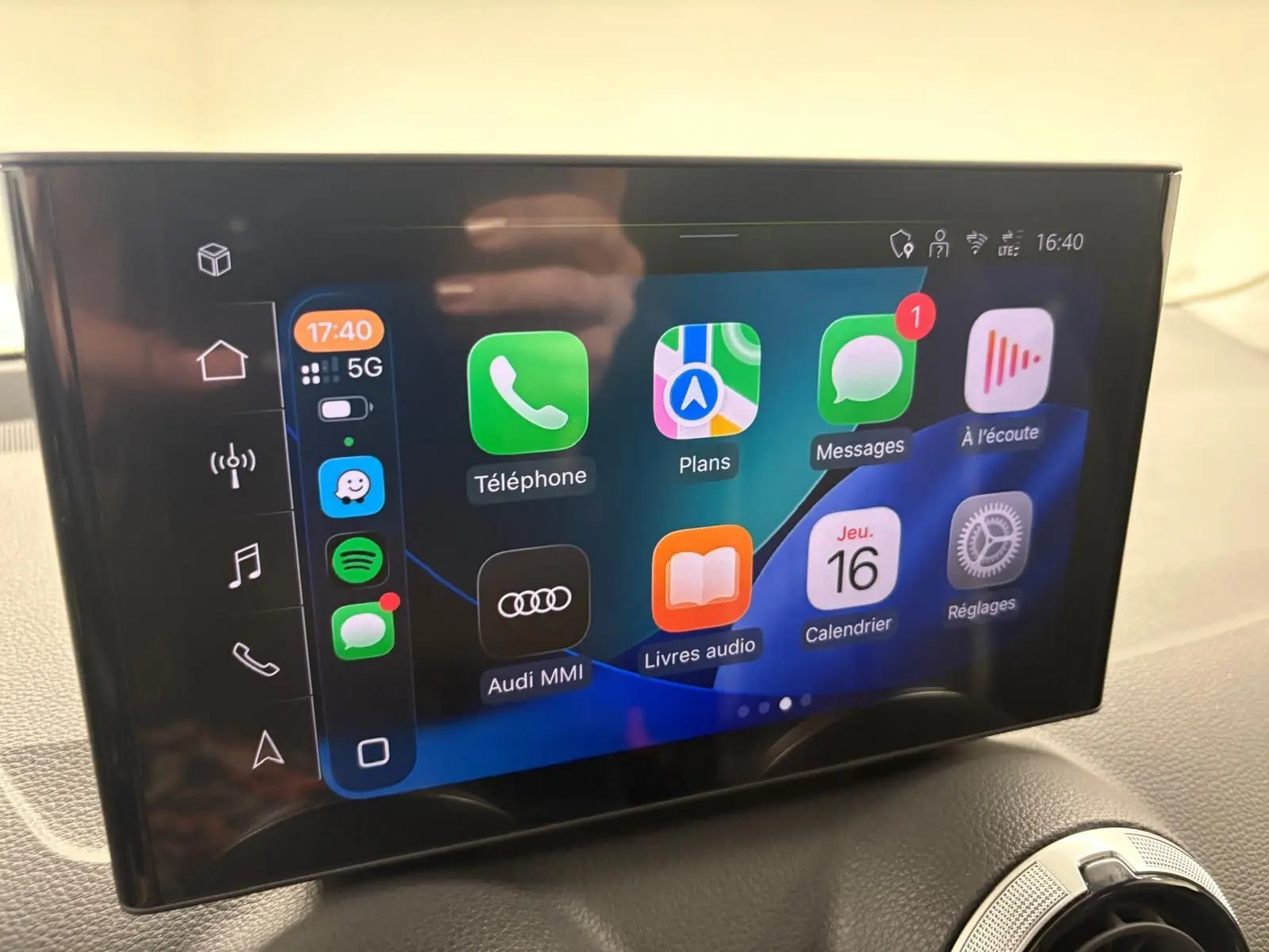 Vue de face du tableau de bord de l'Audi Q2 35 TFSI S Line 2026 avec écran tactile affichant les applications connectées.