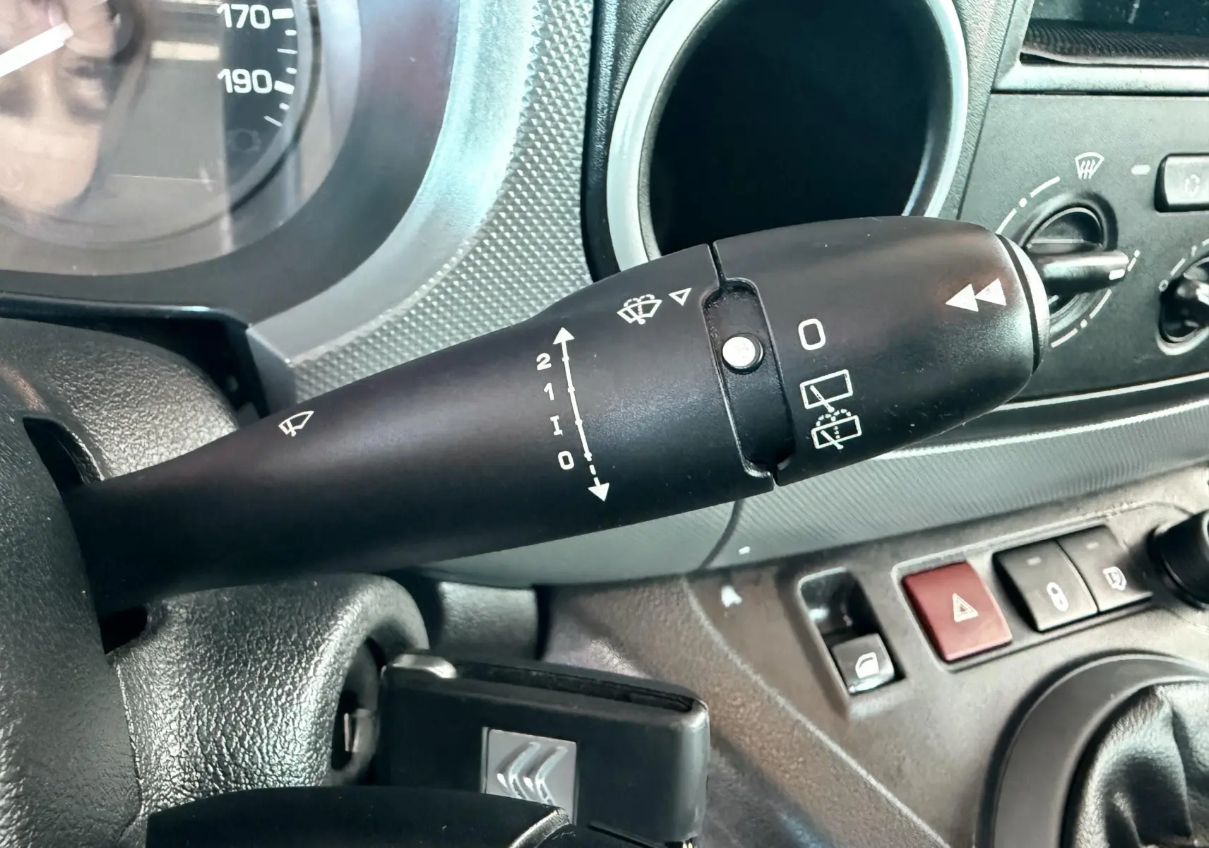 Gros plan sur la commande d'essuie-glace côté gauche du tableau de bord du Citroën Berlingo blanc 2017.