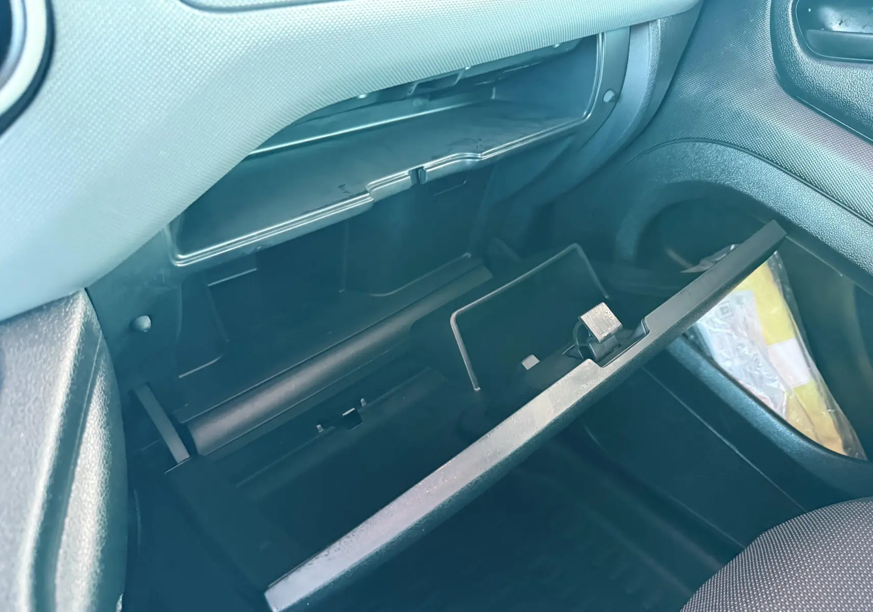 Vue intérieure du coffre à gants ouvert côté passager du Citroën Berlingo 1.6 HDI blanc de 2017.