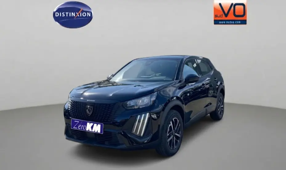 Peugeot 2008 Hybrid noir en 3/4 avant droit, avec calandre distinctive et jantes 16 pouces visibles.