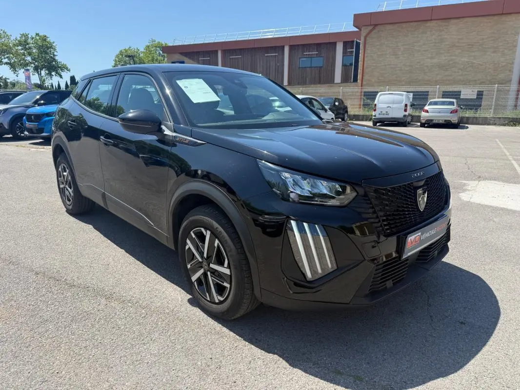 Peugeot 2008 Hybrid noir vue 3/4 avant droit, avec calandre noire et jantes 16 pouces distinctives.