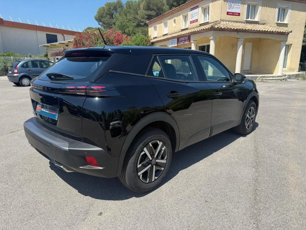 Peugeot 2008 Hybrid 136 e-DCS6 Style noir vue 3/4 arrière droit, jantes 16 pouces et feux arrière LED distinctifs.