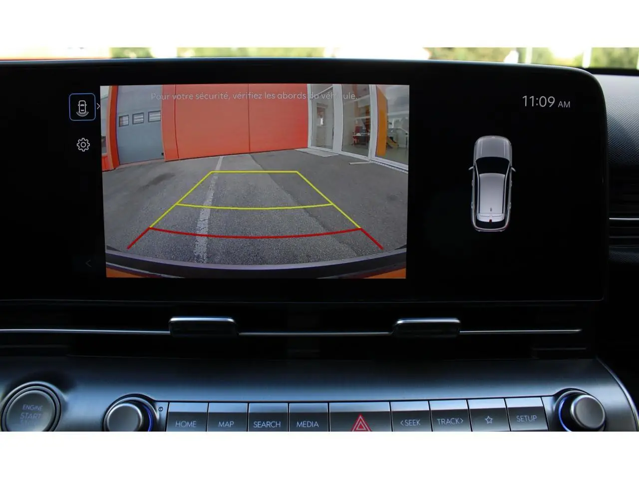 Écran tactile intérieur montrant la caméra de recul du Hyundai Kona 2024 avec guidage de trajectoire.