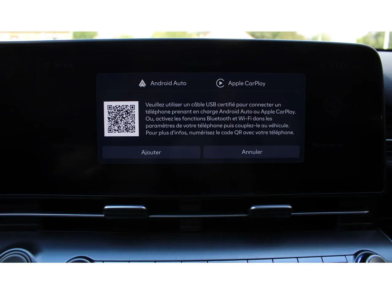 Écran tactile central du Hyundai Kona 2024 affichant les options Android Auto et Apple CarPlay, vue frontale intérieure.