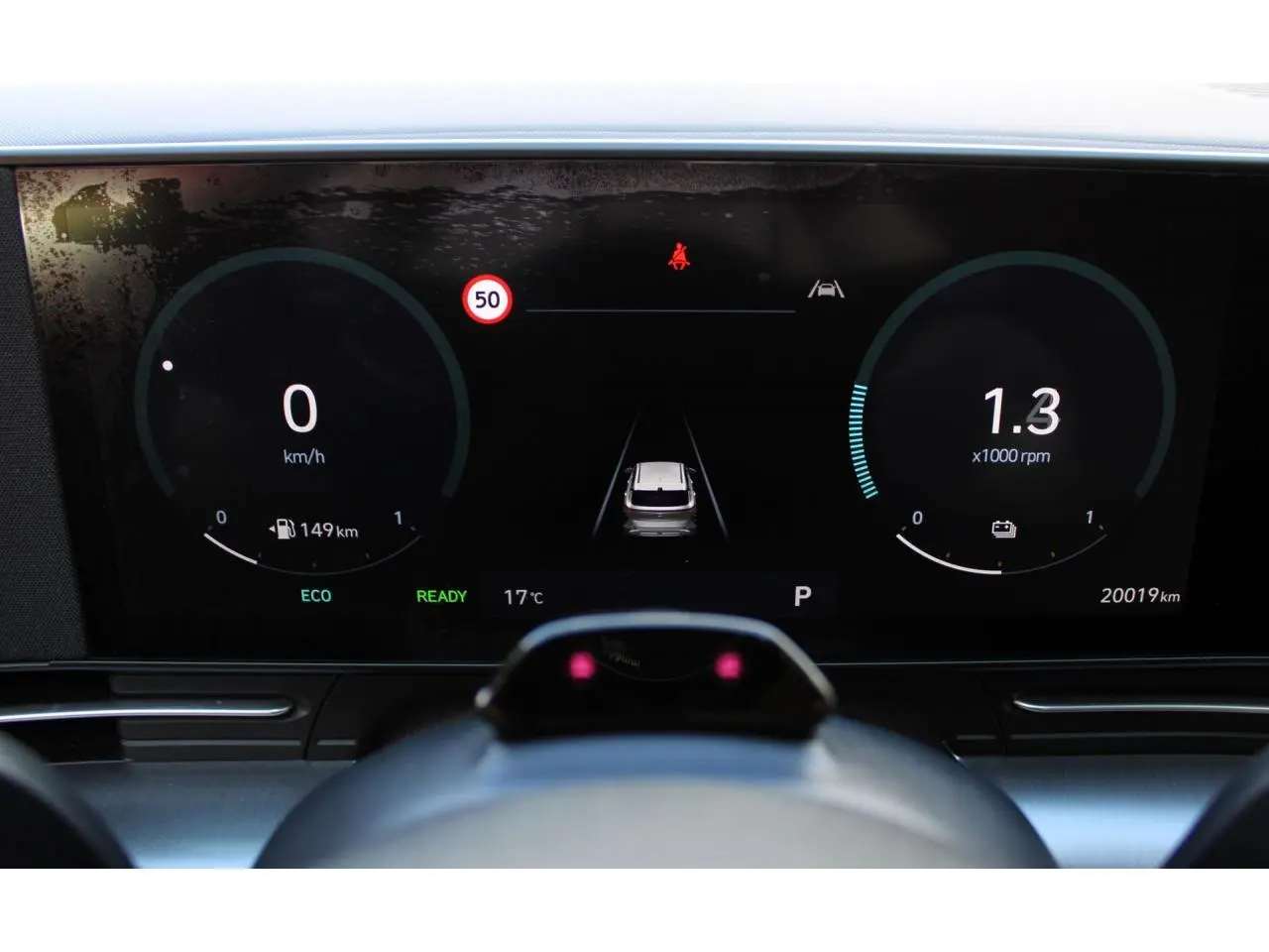 Tableau de bord numérique du Hyundai Kona 2024 affichant vitesse, régime moteur et assistance active à la conduite.