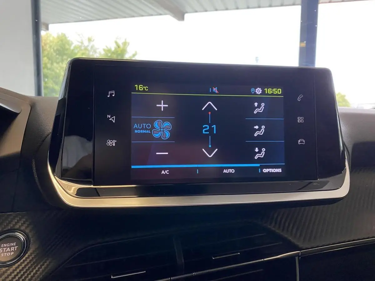 Écran tactile central du tableau de bord du Peugeot 2008 e-136 Allure Pack affichant la climatisation automatique à 21°C.