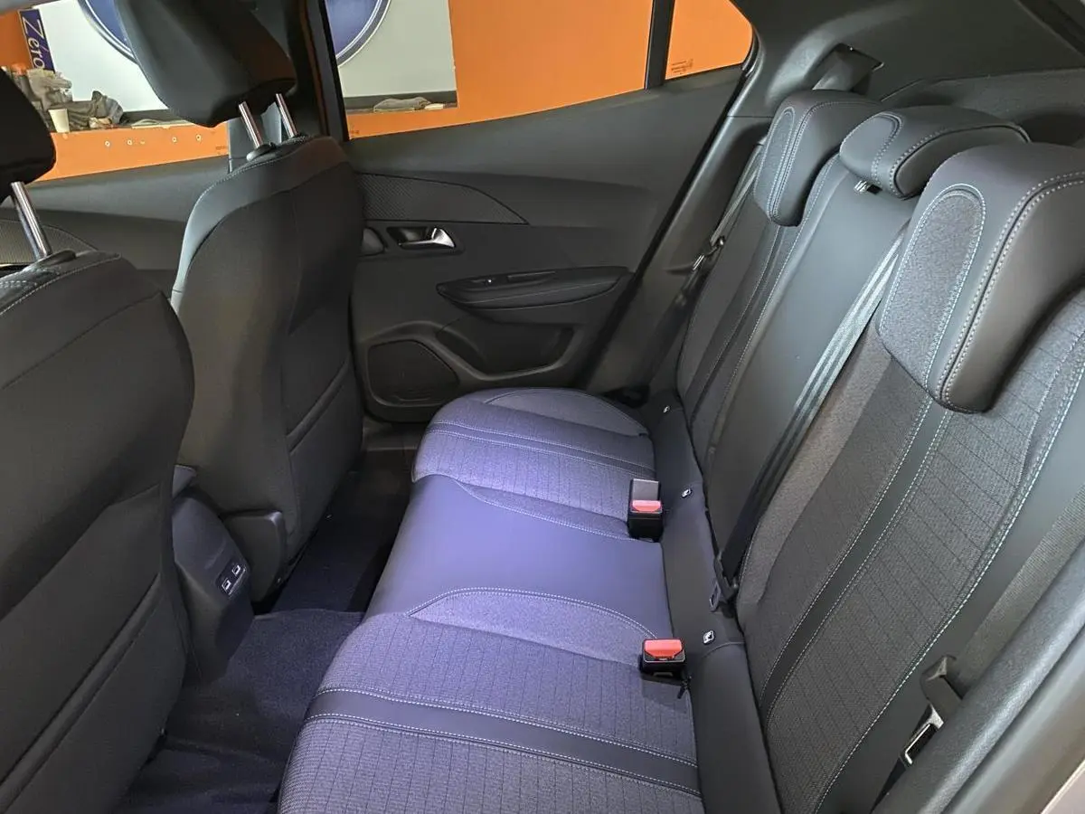 Vue côté droit de la banquette arrière en tissu gris et surpiqûres bleu du Peugeot 2008 e-136 Allure Pack 2022