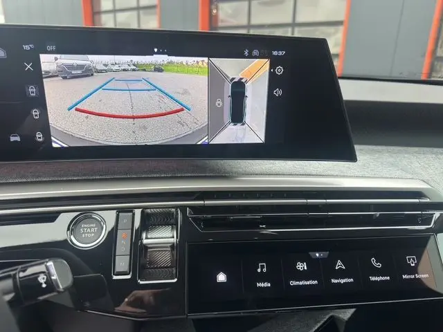 Écran de caméra 360 et recul montrant l'arrière d'un Peugeot 3008 gris titane, tableau de bord moderne avec démarrage sans clé.