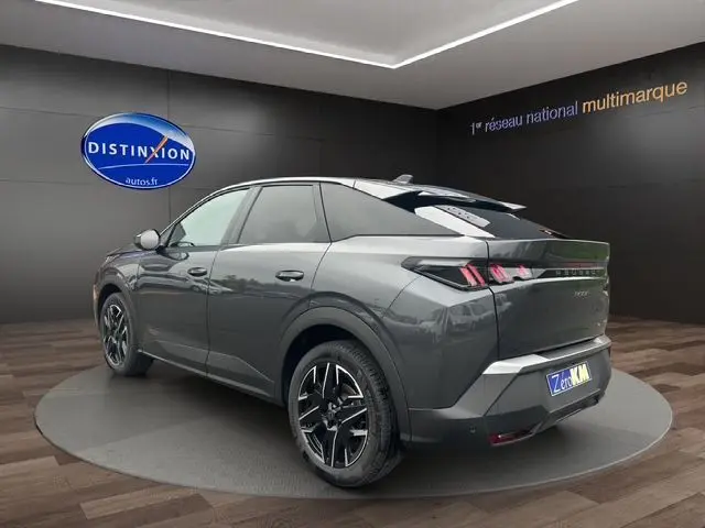 Vue 3/4 arrière droite du Peugeot 3008 gris titane avec jantes alliage et feux arrière LED distinctifs.