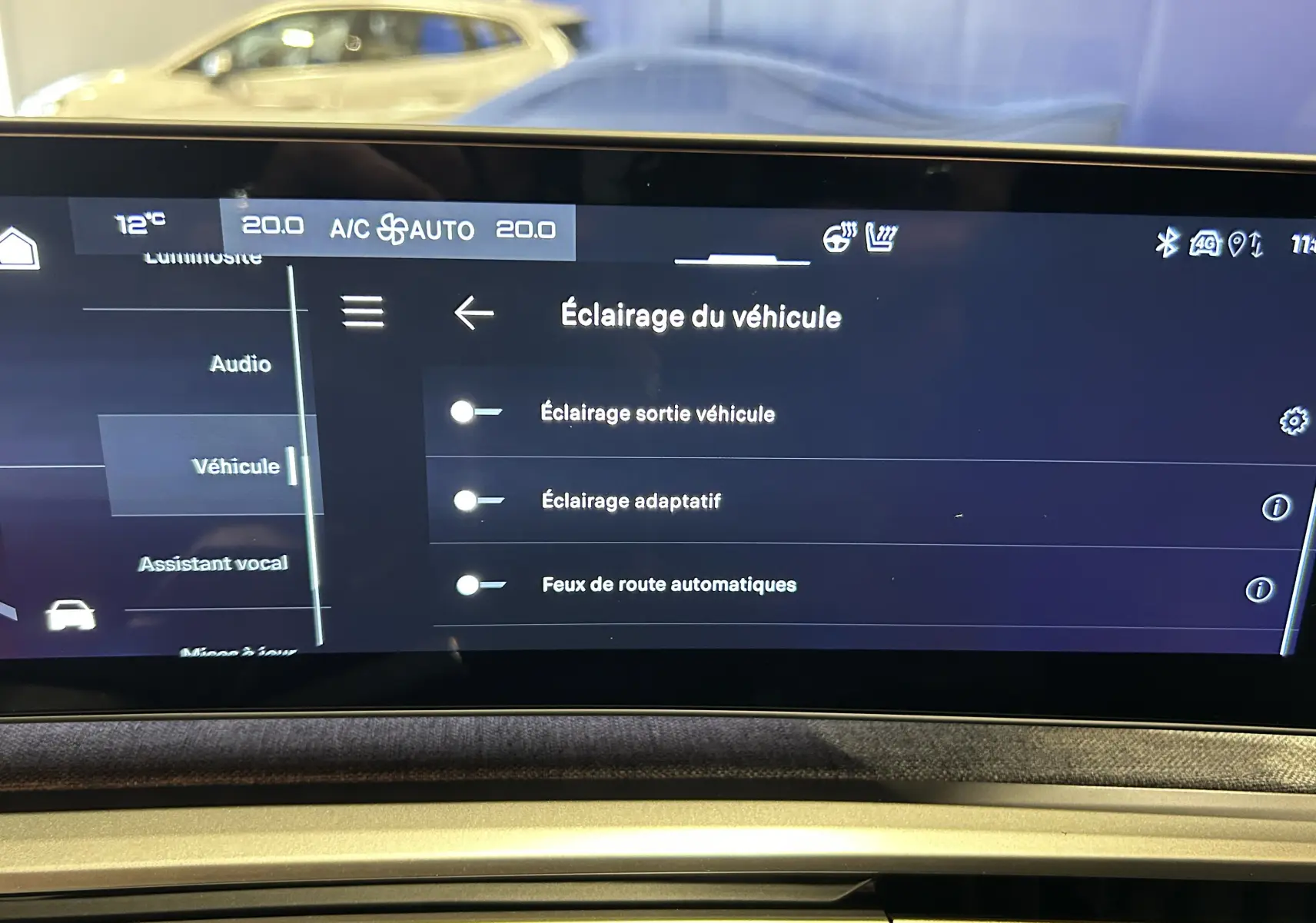 Écran tactile intérieur du Peugeot 5008 bleu Ingaro montrant les réglages d’éclairage du véhicule.