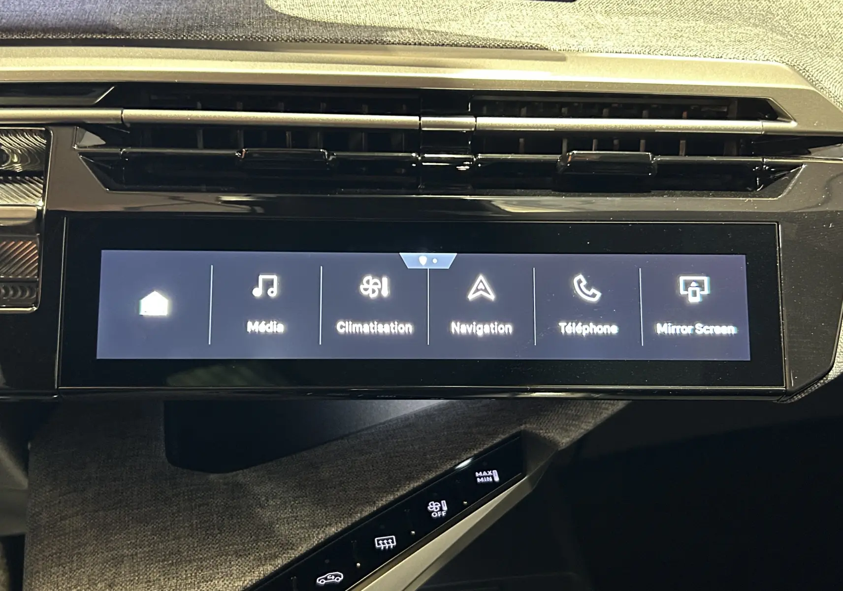 Écran tactile central du tableau de bord du Peugeot 5008 bleu Ingaro, affichant les menus Média, Climatisation, Navigation, Téléphone et Mirror Screen.