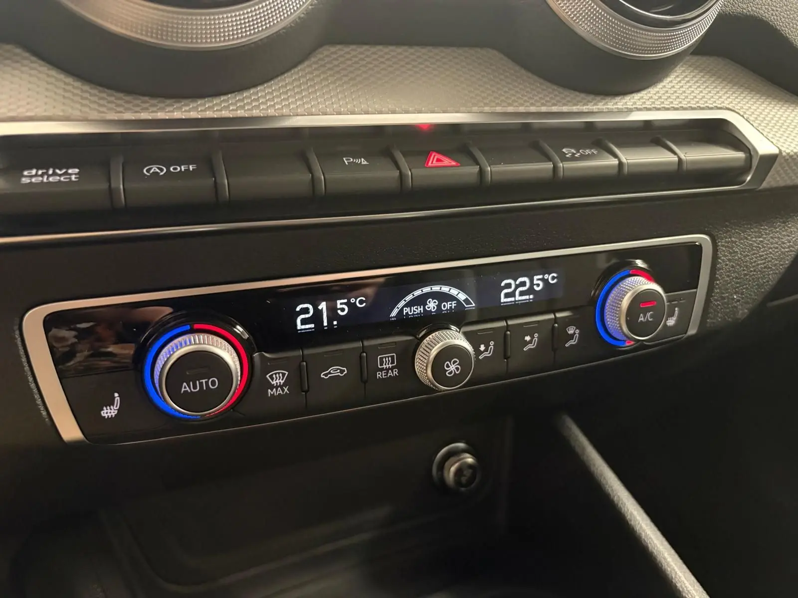 Gros plan sur la console de climatisation digitale de l'Audi Q2 35 TFSI S Line, avec réglages de température affichés.