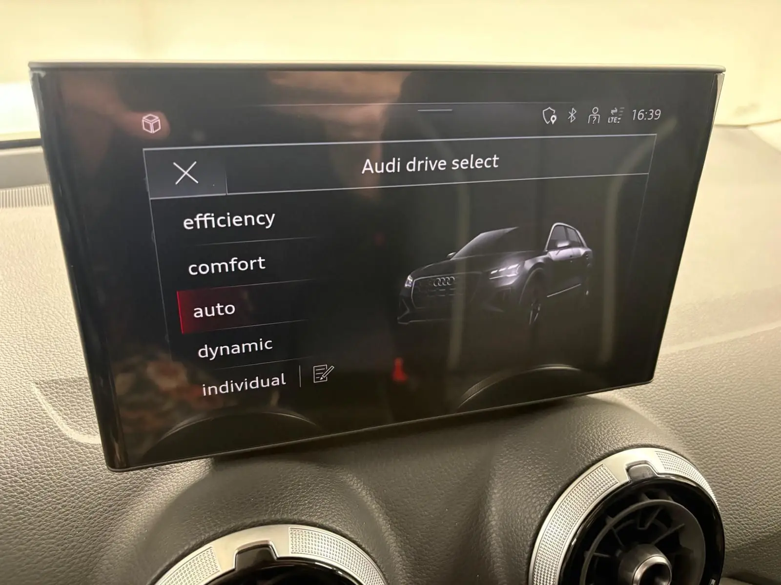 Écran central de l'Audi Q2 35 TFSI 150 S tronic 7 S line 2026 affichant le menu Audi drive select en mode auto.