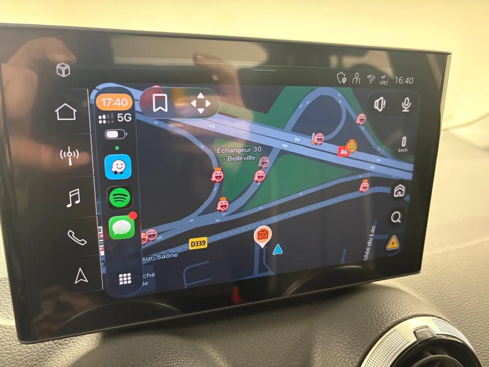 Écran tactile central de l'Audi Q2 35 TFSI 2026 affichant la navigation avec interface moderne et commandes tactiles.