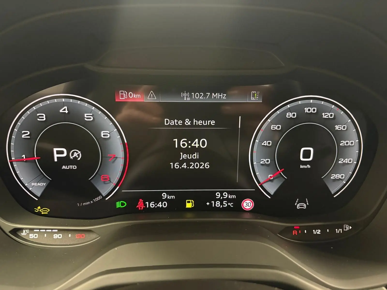 Tableau de bord numérique de l'Audi Q2 35 TFSI 2026 affichant vitesse, compte-tours et informations de date à 16h40.
