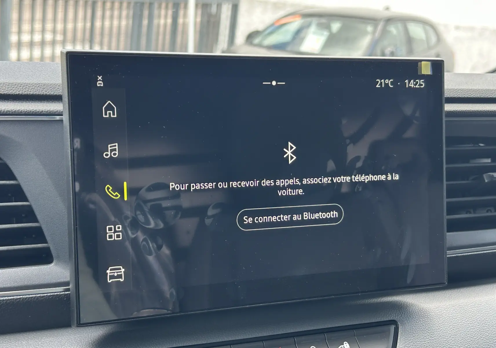 Écran tactile central du Renault Master 2025 affichant la connexion Bluetooth, avec tableau de bord noir en arrière-plan.