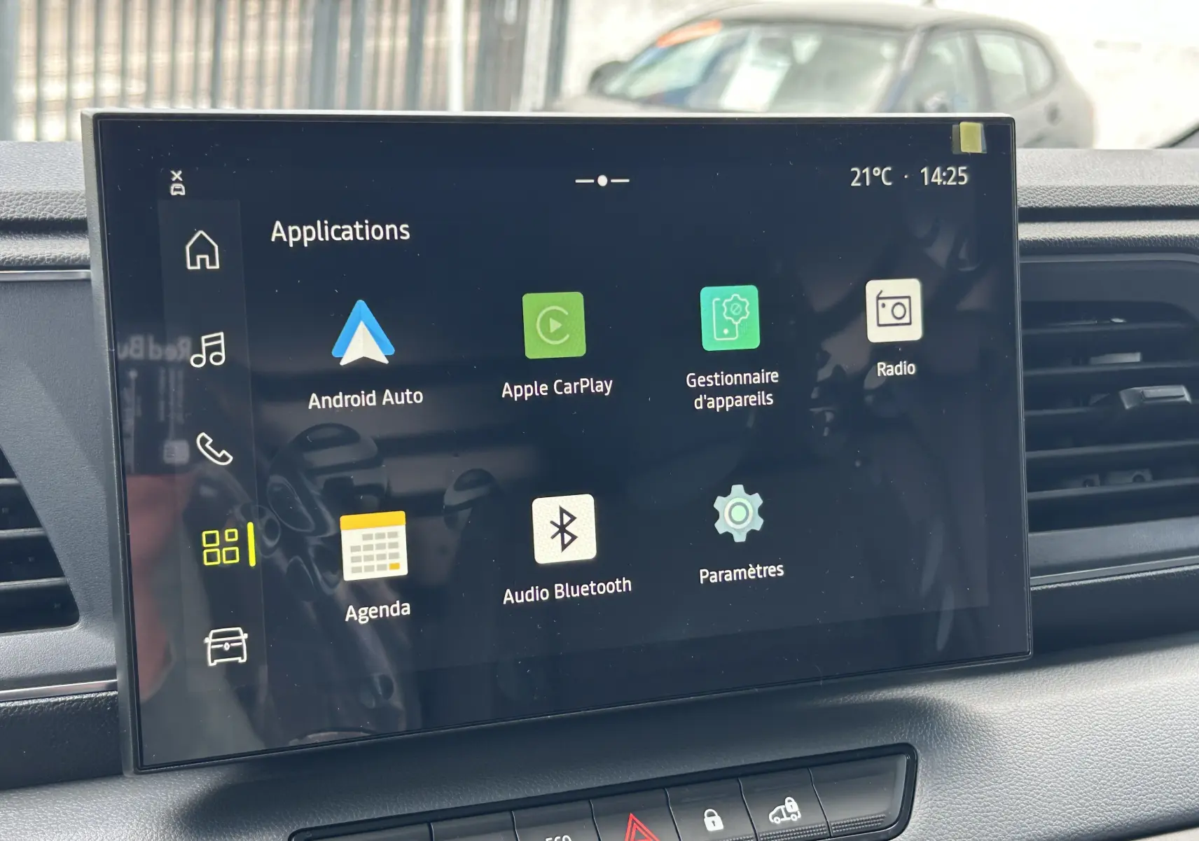 Écran tactile central du Renault Master 2025 affichant les applications Android Auto, Apple CarPlay et Bluetooth.
