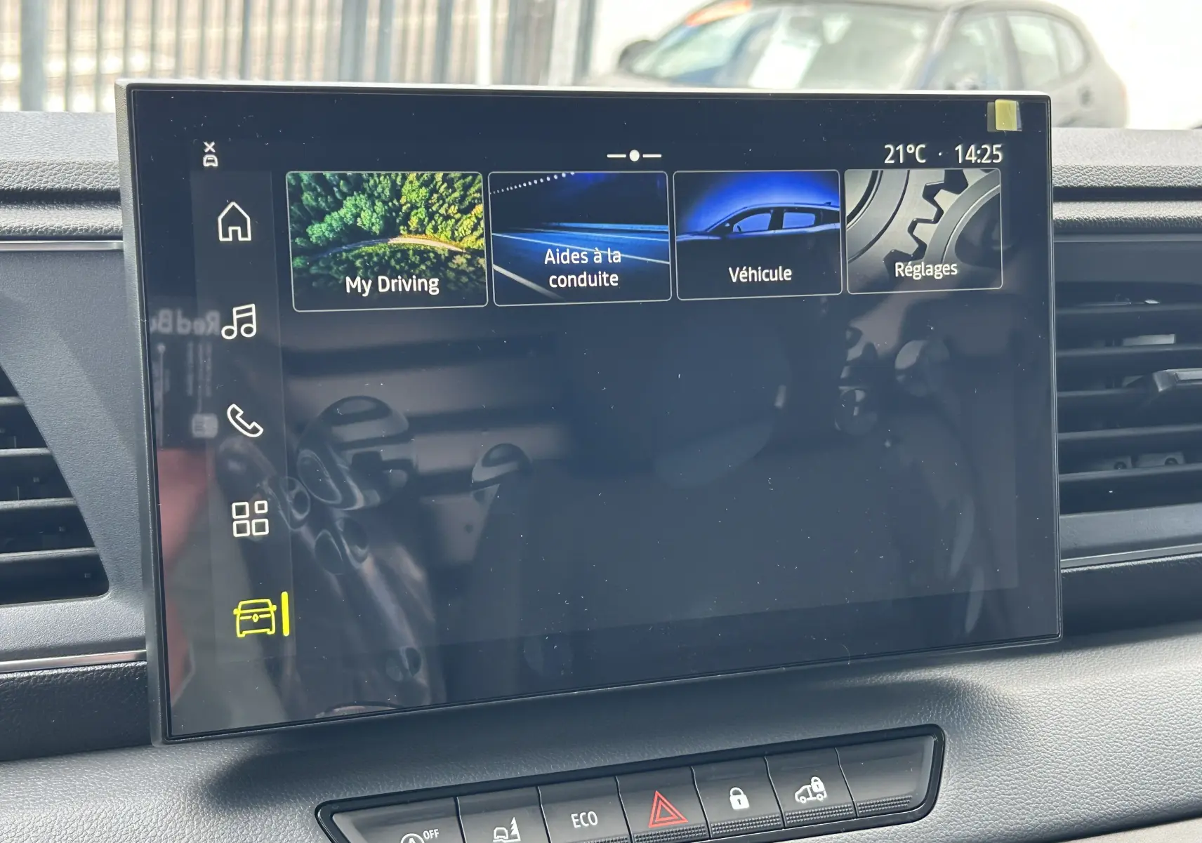 Écran tactile central du Renault Master 2025 affichant les menus My Driving, Aides à la conduite, Véhicule et Réglages.
