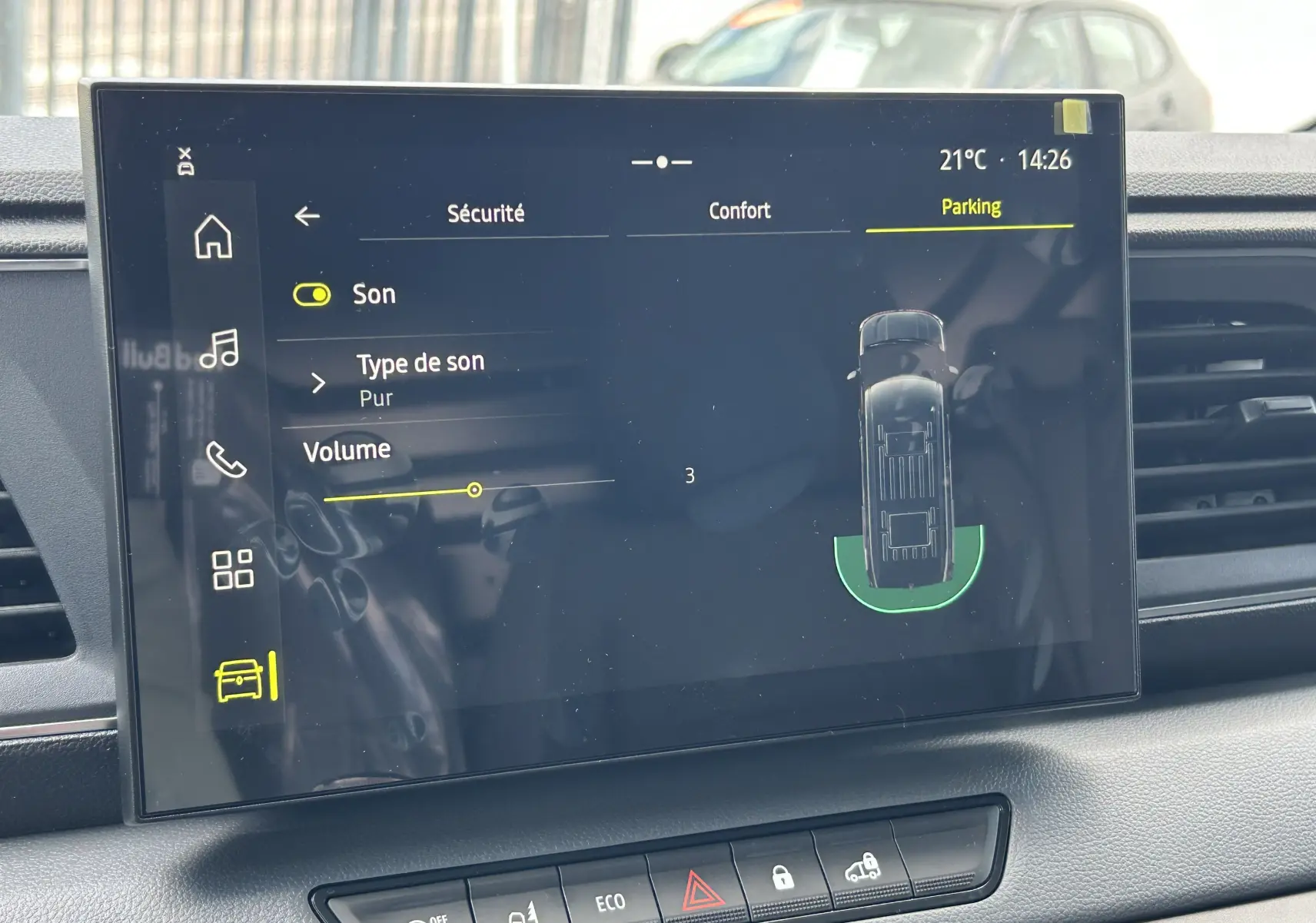 Écran tactile intérieur du Renault Master 2025 affichant les réglages son et assistance au stationnement.