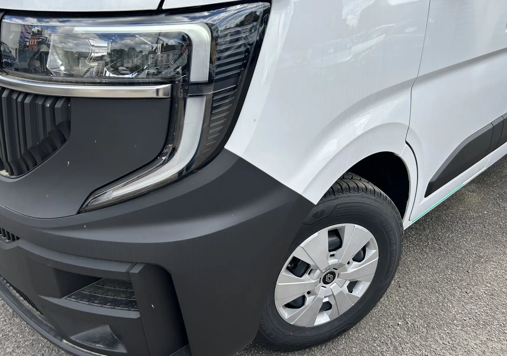 Gros plan sur l’avant droit du Renault Master blanc 2025, mettant en valeur le phare et la roue avec enjoliveur.