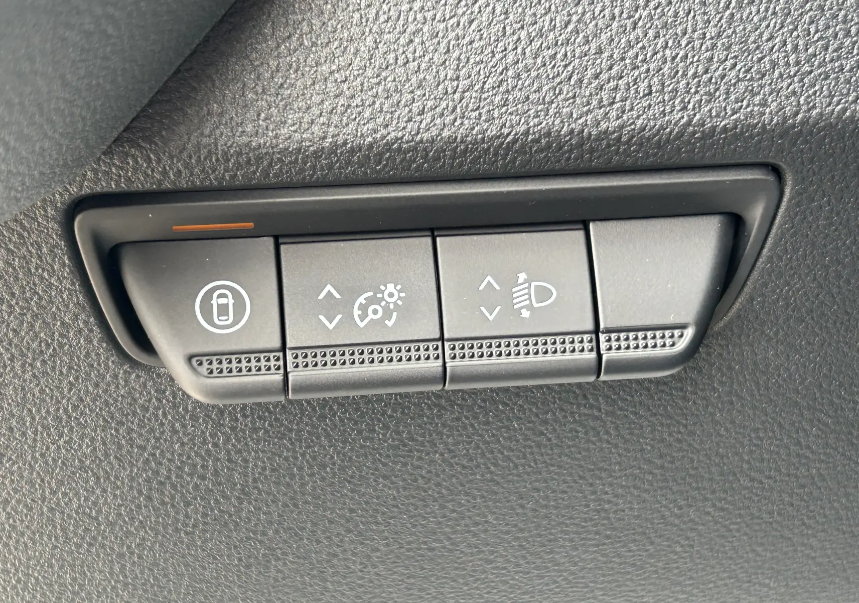 Gros plan sur les boutons de réglage d'éclairage et verrouillage intérieur du Renault Master blanc 2025.