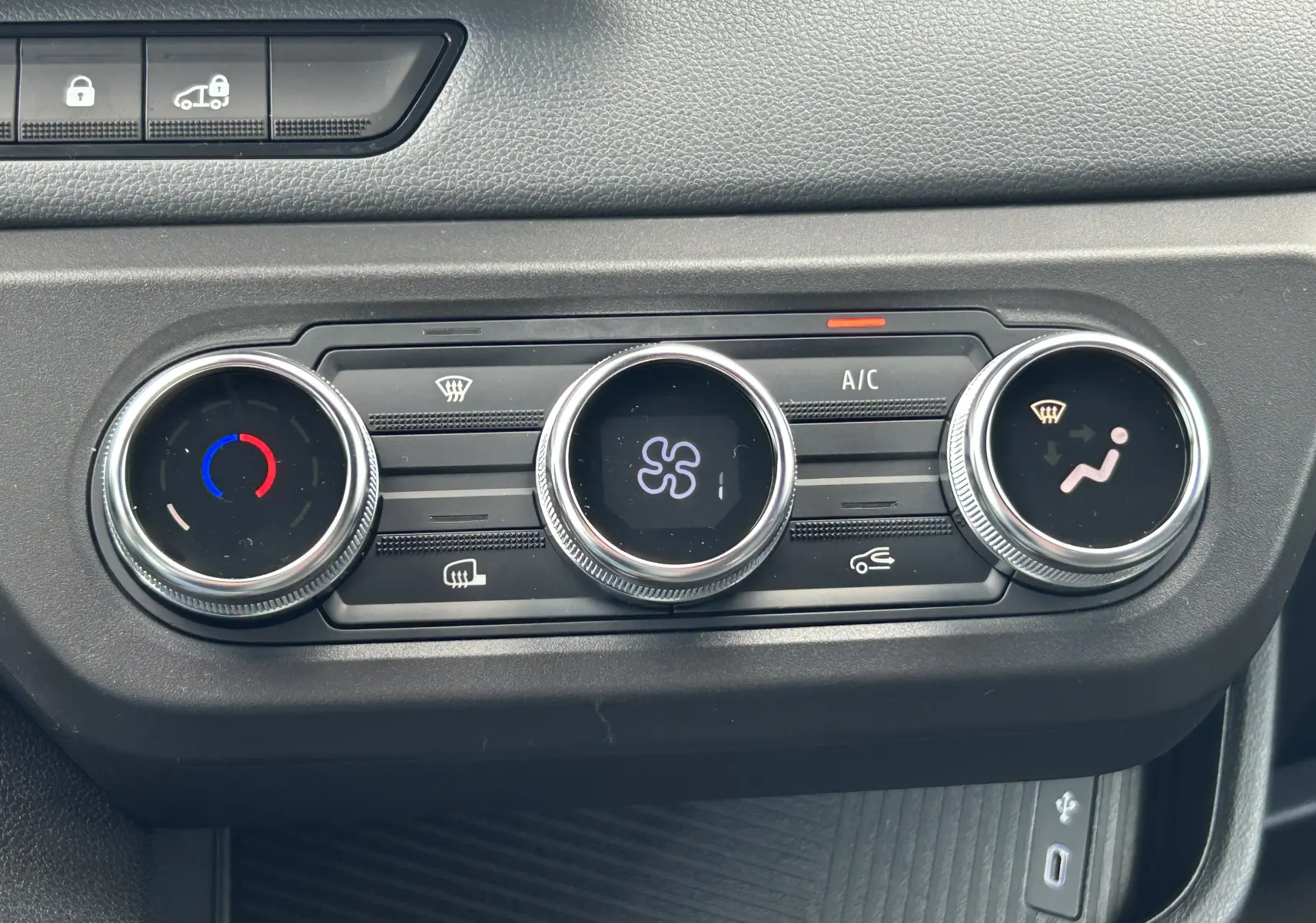 Gros plan sur les commandes de climatisation du tableau de bord du Renault Master blanc, version 2025.