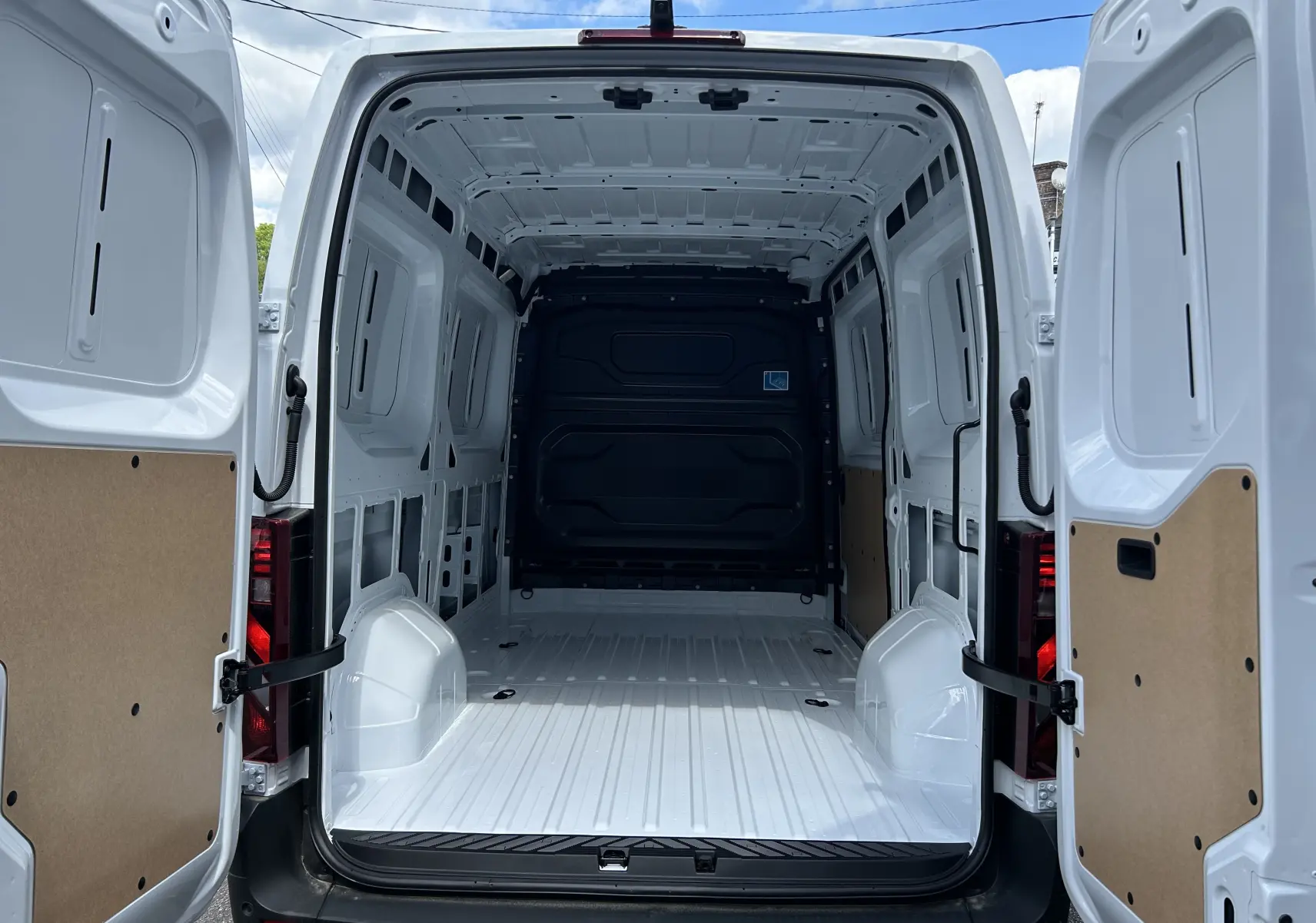 Vue arrière ouverte du Renault Master blanc 2025, montrant l'intérieur spacieux et vide du fourgon L2H2.