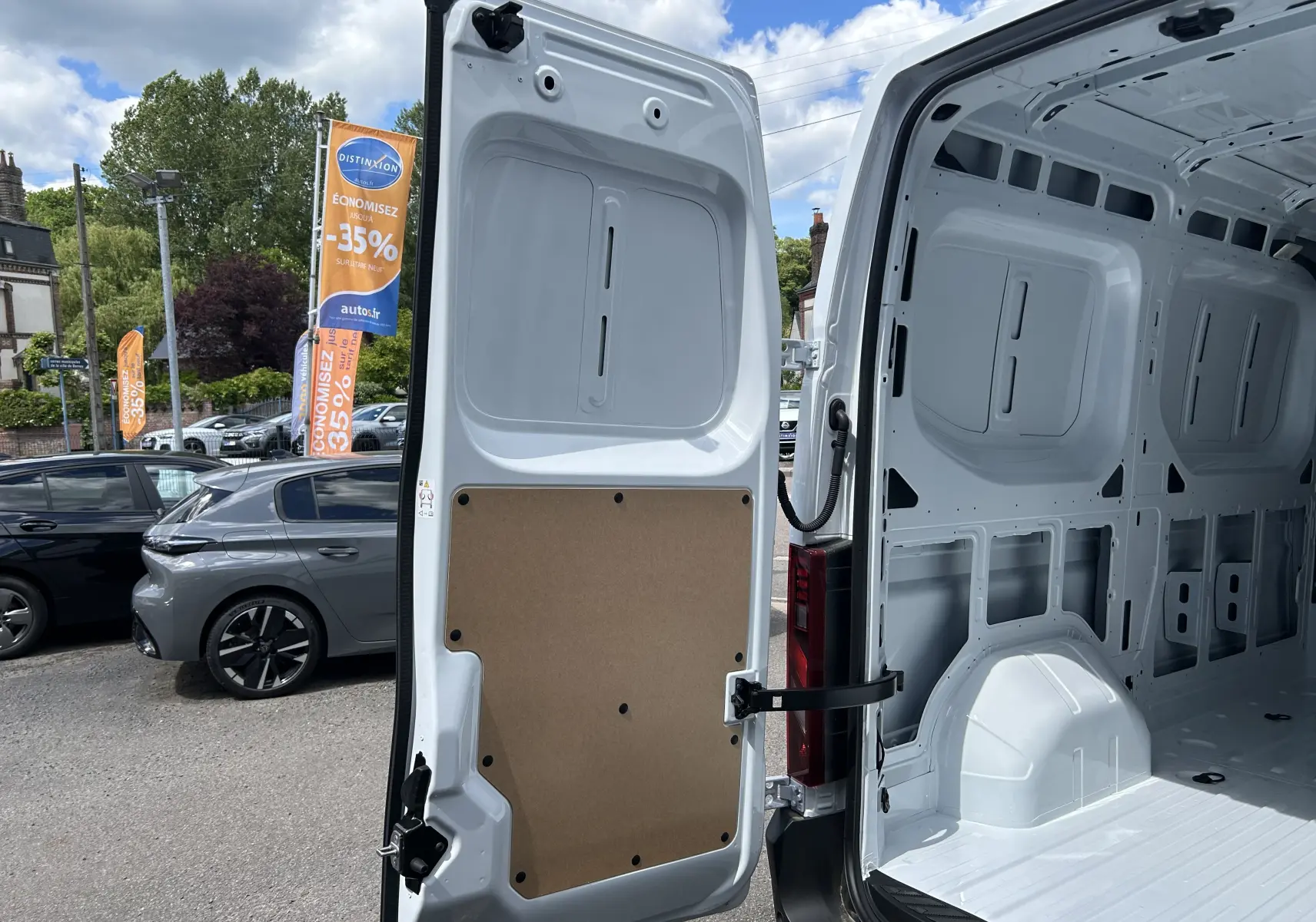 Vue arrière ouverte du Renault Master blanc 2025, montrant l’intérieur vide et la porte arrière avec panneau de protection.