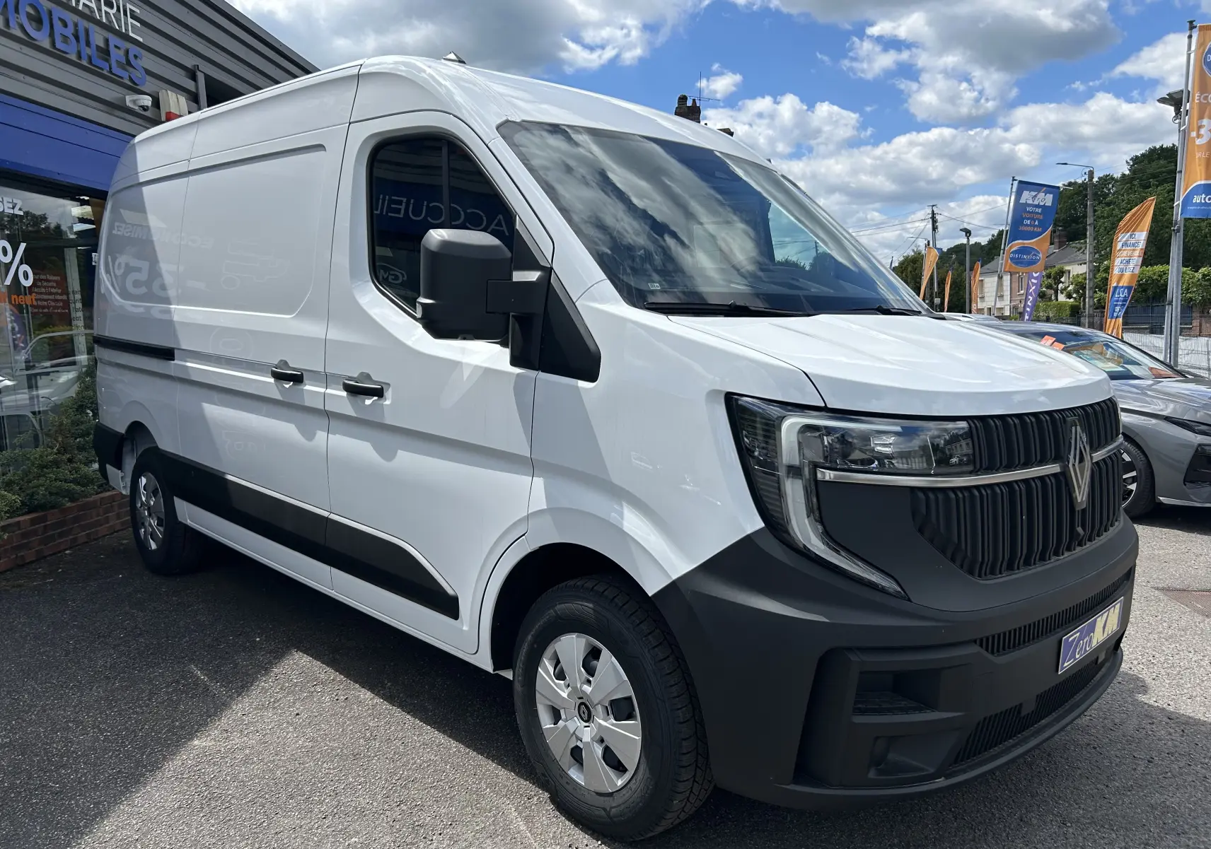 Renault Master blanc en fourgon, vu en 3/4 avant droit, avec calandre noire et jantes argentées.