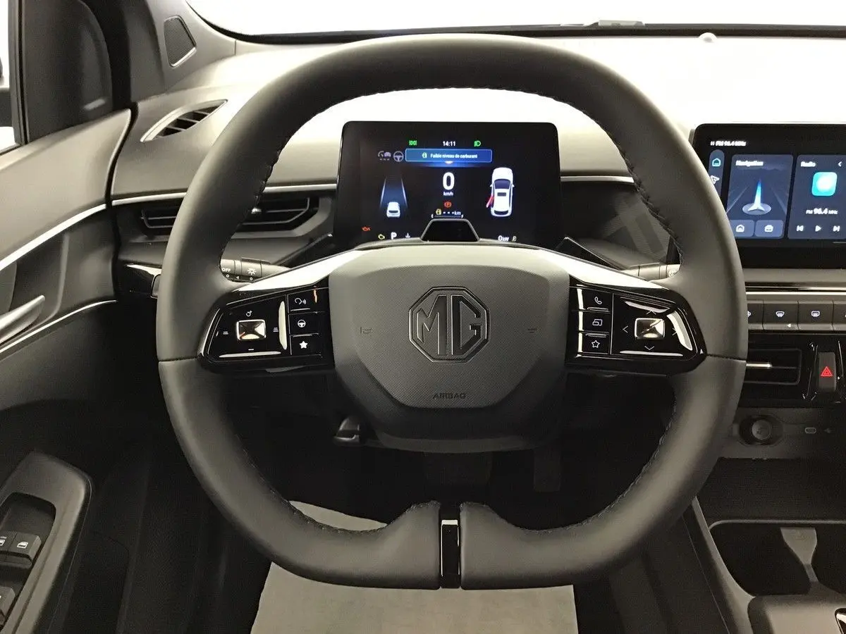 Vue centrée sur le volant du MG3 Hybrid+ 195 Luxury 2026, avec tableau de bord numérique et écran tactile visible.