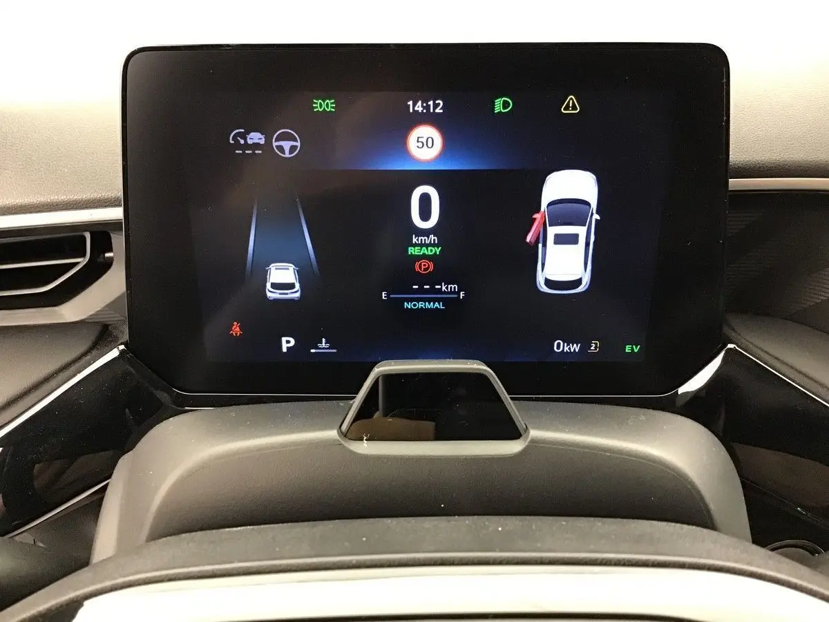 Vue rapprochée de l’écran digital du tableau de bord du MG3 Hybrid+ 195 Luxury, affichant la vitesse et l’état du véhicule.