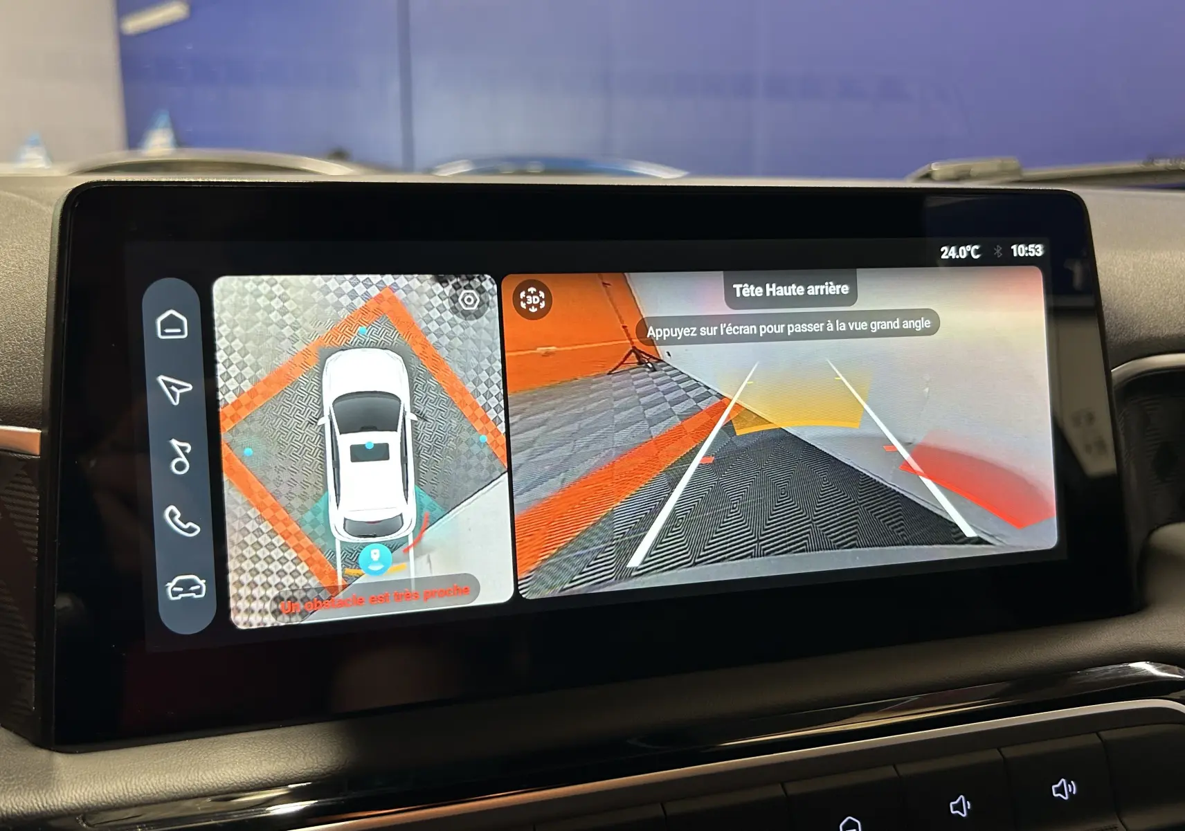Écran tactile intérieur montrant la caméra 360° et vue arrière du MG3 Hybrid+ Pebble Black, tableau de bord moderne.