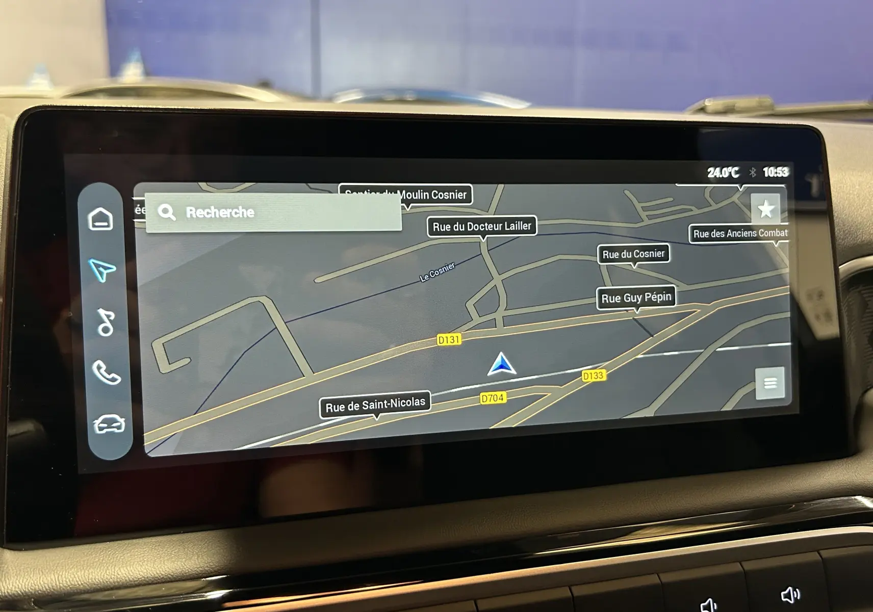 Écran tactile central du MG3 Hybrid+ 195 Luxury 2026 affichant la navigation avec carte et rues environnantes.