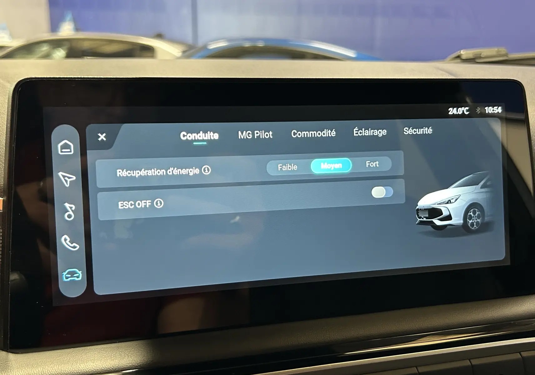 Écran tactile intérieur montrant les réglages de conduite du MG3 Hybrid+ 195 Luxury, interface moderne et épurée.