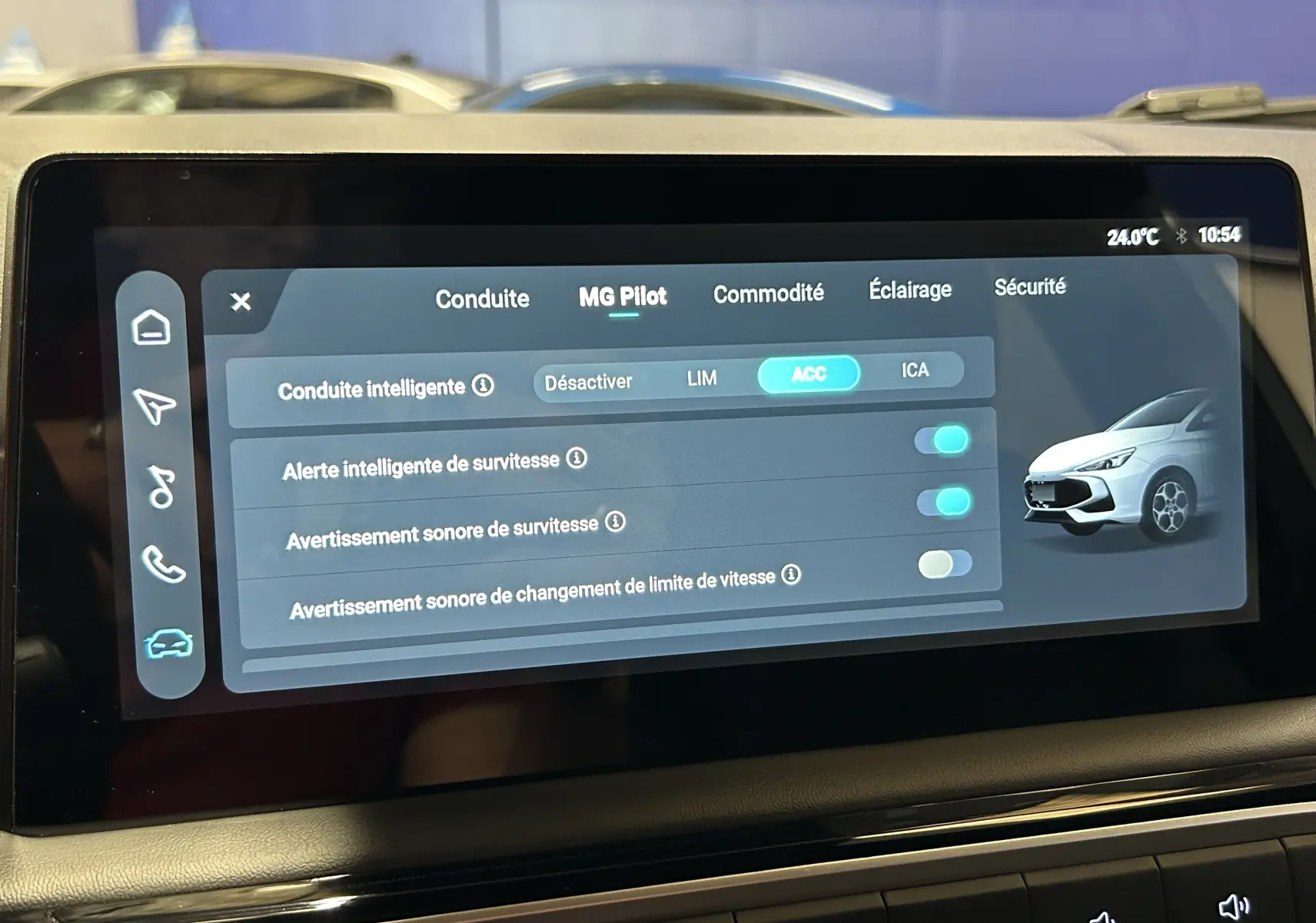 Écran tactile intérieur montrant les réglages MG Pilot avec illustration d’une MG3 blanche en vue 3/4 avant.