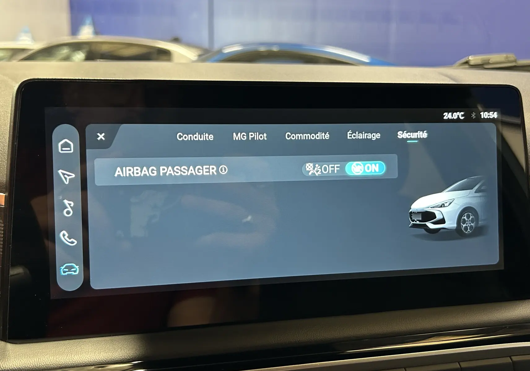 Écran tactile intérieur affichant le menu sécurité avec une illustration du MG3 Pebble Black en vue 3/4 avant droite.