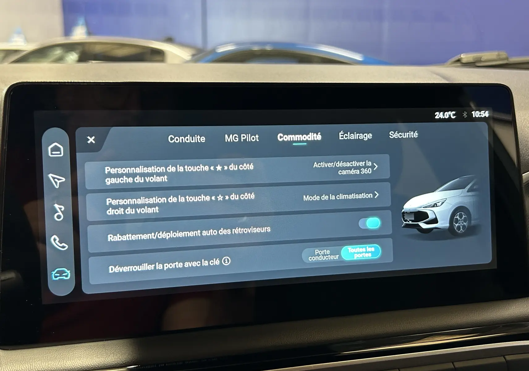 Écran tactile intérieur du MG3 Hybrid+ 2026 affichant les réglages de commodité avec illustration d’une MG3 blanche côté avant droit.