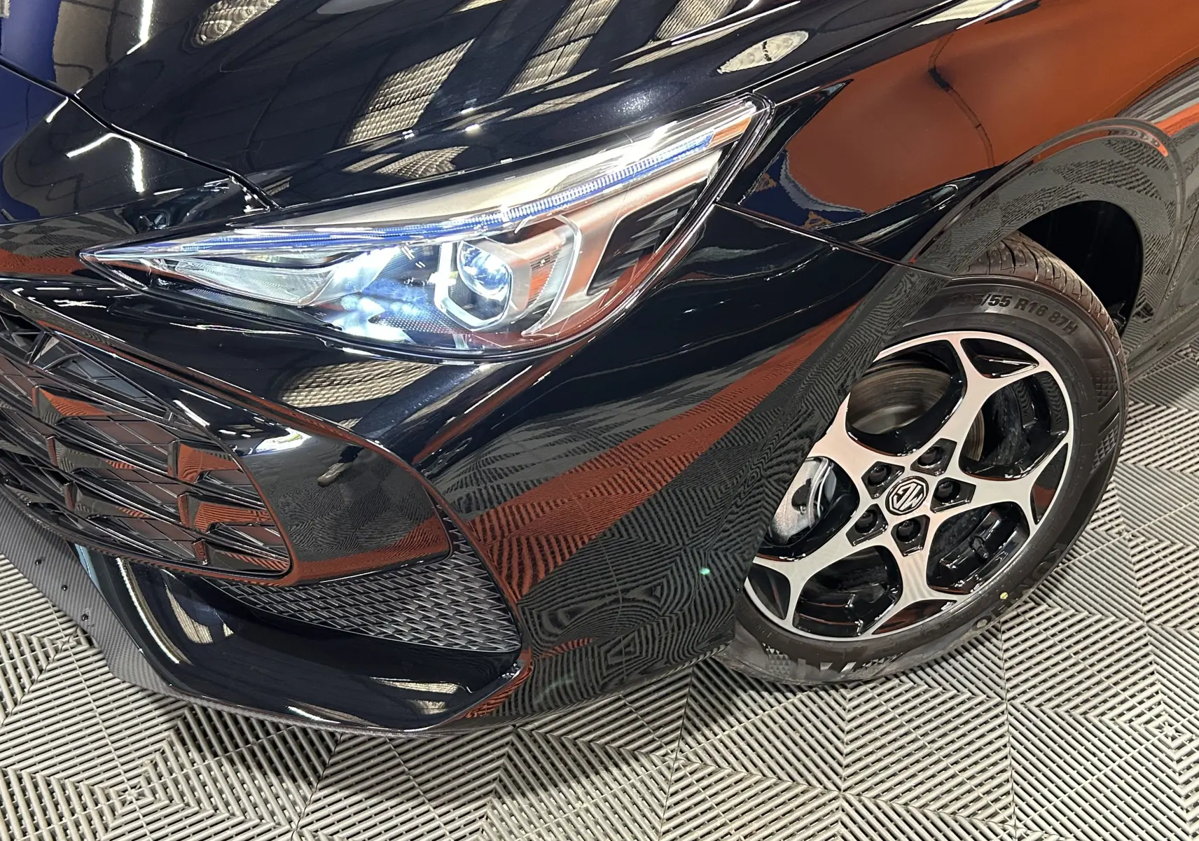 Gros plan sur l’avant droit du MG3 Hybrid+ 195 Luxury Pebble Black, mettant en valeur le phare LED et la jante alliage.